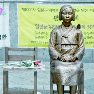 일본 대사관 앞에 놓인 종군 위안부 소녀상.