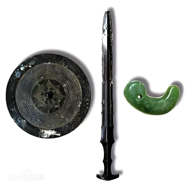 일본의 천조대신이 천손을 일본에 내려보낼 때 주었다고 전해지는 3종 신기(神器).