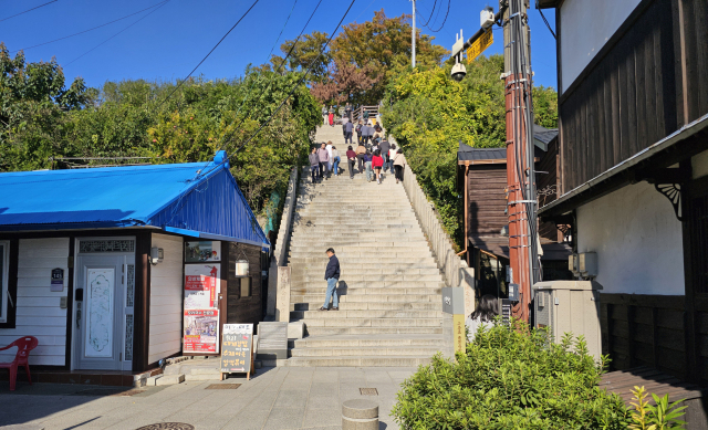 구룡포 공원으로 오르는 이 계단은 일본인들이 신사로 향하던 길이다. 이제 이 길은 구룡포의 모든 곳으로 열려 있다.