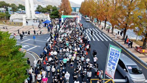 '2025 김천전국마라톤대회' 단풍의 화려함, 직지천의 맑음…가을 김천 수놓은 6천 건각