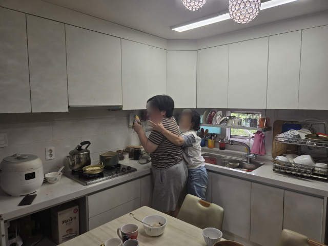 지난 9월 22일 찾은 나현(23·가명) 씨의 외갓집. 점심을 먹었음에도 라면을 먹으려는 나현 씨의 모습에 활동지원사가 제어하는 모습. 임재환 기자