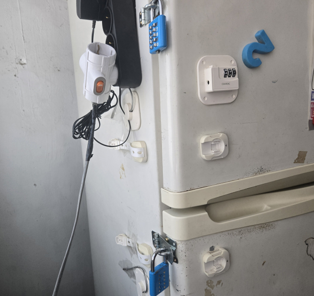 지난 9월 23일 찾은 나현(23·가명) 씨 본가에 있는 냉장고에는 자물쇠가 걸려 있다. 임재환 기자