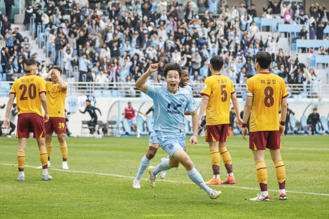 8일 홈에서 열린 광주FC와의 경기에서 후반 추가시간 극장골을 터뜨린 김현준이 환호하고 있다. 대구FC 제공