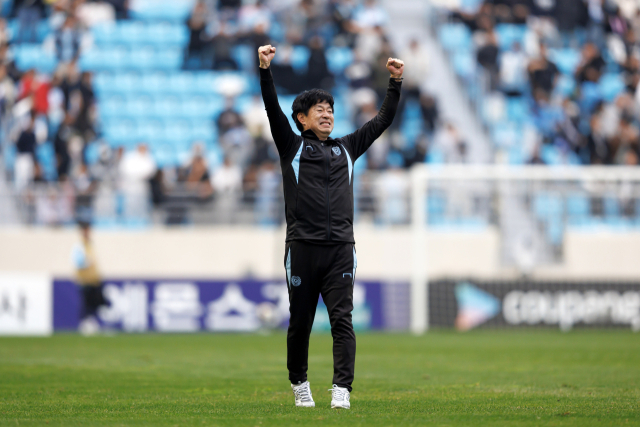 8일 열린 광주FC와의 홈 경기에서 김현준이 결승골을 터뜨리자 환호하고 있는 김병수 감독. 한국프로축구연맹 제공
