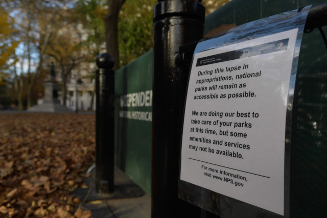미국 연방정부의 셧다운 장기화로 국내 하늘길이 막히고, 공공기간이 일시적으로 문을 닫는 사례가 속출하고 있다. 연합뉴스