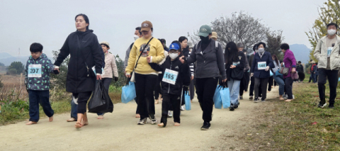 달서구,'2025 억새물결 맨발걷기대회'성황리 개최