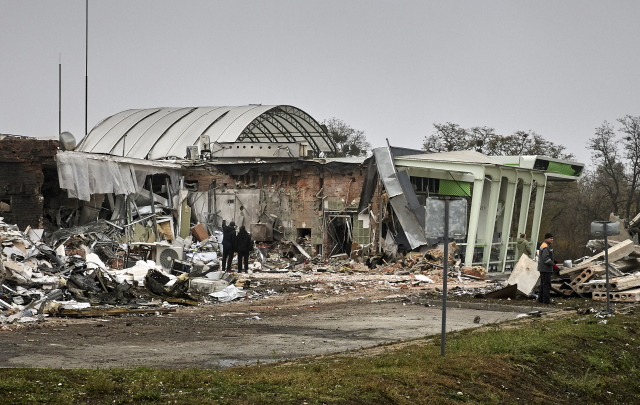 우크라이나 하르키우에서 8일(현지시간) 러시아의 공격으로 파괴된 주유소를 주민들이 바라보고 있다. EPA 연합뉴스
