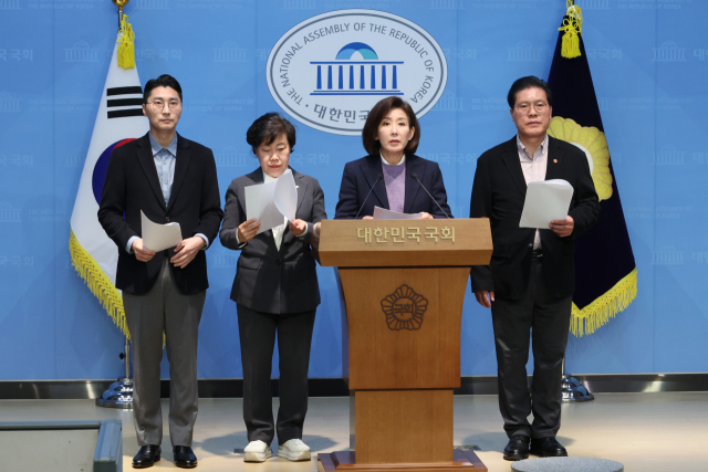 국민의힘 소속 국회 법제사법위원회 의원인 박준태(왼쪽부터)·조배숙·나경원·송석준 의원이 9일 서울 여의도 국회 소통관에서 검찰의 대장동 개발 비리 사건의 항소 포기에 대한 대통령실 개입 등 