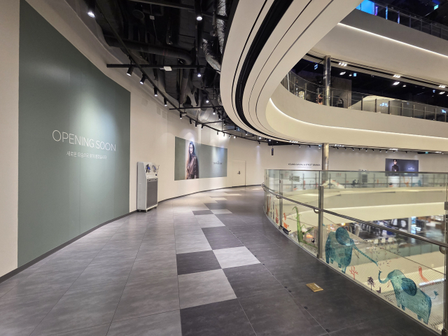 대구 신세계백화점 7층 내부에 인테리어 정비 등 공사를 위한 가벽에 설치돼 있다. 대구 신세계는 현재 6층과 3~4층에서 운영 중인 패션 매장을 7층으로 옮겨 