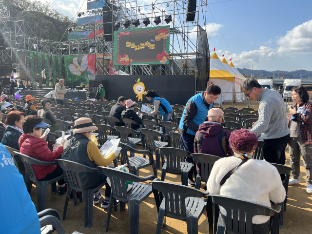 한국농어촌공사 청송영양지사 직원들은는 지난달 31일 청송읍 용전천 현비암 일원에서 열린 