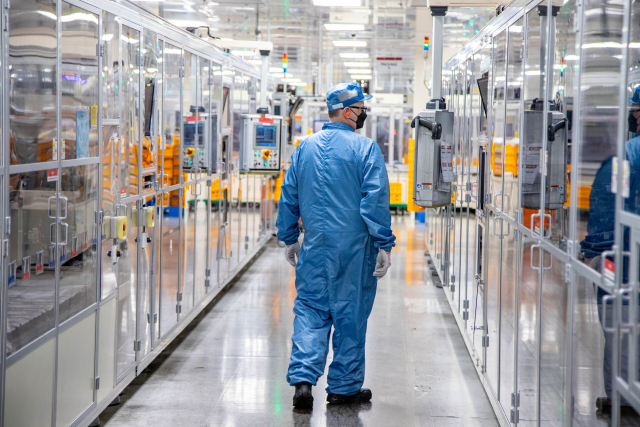 LG에너지솔루션 미국 미시간 홀랜드 공장에서 ESS용 LFP 배터리 생산공장. 해당 시설은 미국 내 유일한 LFP 배터리 생산 라인이다. LG에너지솔루션 제공