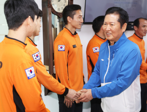 취임 100일 몸 낮춘 정청래…기자회견 대신 봉사·민원 청취 현장 행보