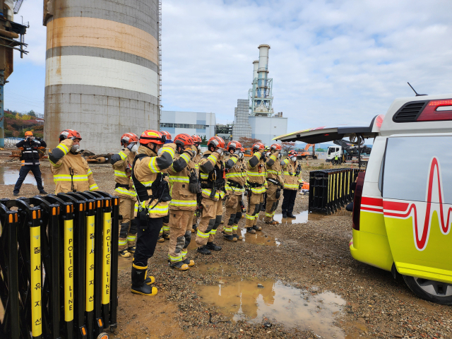 9일 오전 소방 당국이 울산화력발전소 보일러 타워 붕괴 현장에서 생존해 구조를 기다리다가 끝내 숨진 김모(44) 씨 시신을 수습했다. 사고가 발생한 지 사흘 만이다. 사진은 김씨 시신 수습 직후 구조대원들이 도열해 김씨에게 거수경례를 하고 있다. 연합뉴스