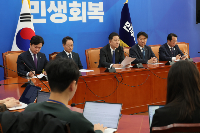 더불어민주당 김병기 원내대표가 9일 서울 여의도 국회에서 국정감사 종합평가와 11월 국회 운영과 관련해 기자간담회를 하고 있다. 왼쪽부터 김현정 원내대변인, 허영 원내정책수석부대표, 김병기 원내대표, 이기헌 원내대표 비서실장, 문금주 원내대변인. 연합뉴스