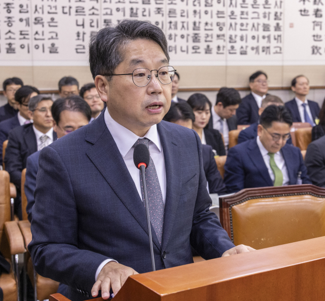 노만석 검찰총장 직무대행이 지난달 27일 서울 여의도 국회 법제사법위원회에서 열린 2025년 국정감사에서 기관 업무 보고를 하고 있다. 연합뉴스