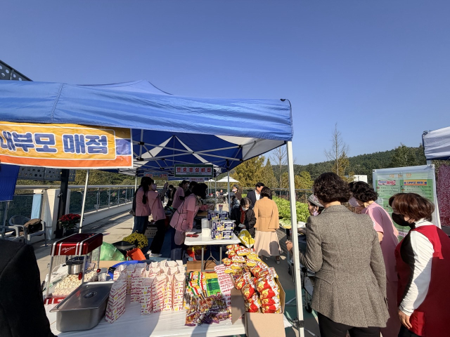 정해명 내부모요양돌봄타운·내부모요양재활타운센터 원장이 지난 5일 대구시 수성구에 있는 센터 옥상 치유공원에서 개최한 