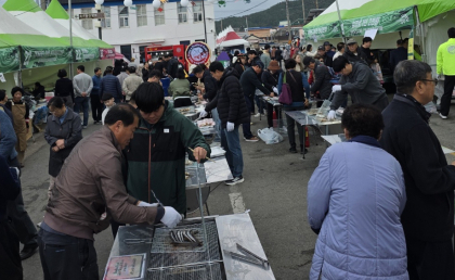 고속도로 따라 몰린 관광객…영덕 물가자미 축제 성공적