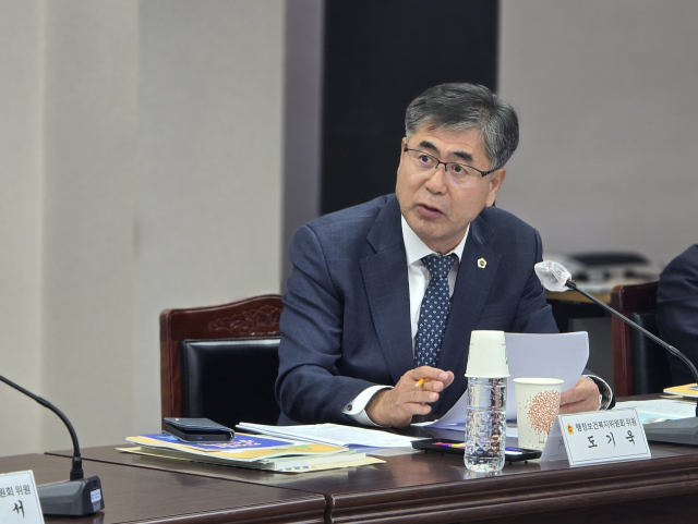 지난 7일 경상북도인재평생교육재단에서 열린 경북도의회 행정보건복지위 행정사무감사에서 소외계층의 평생교육 참여 기회 확대와 학업 중심을 넘어선 지역인재 육성 기준 마련을 요구하고 있는 도기욱 도의원의 모습. 경북도의회 제공