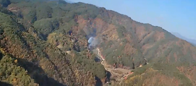 지난 9일 오후 2시 9분쯤 봉화군 법전면 눌산리 산 일대에서 발생한 산불이 산림당국의 신속한 대응으로 1시간10분 만에 완전히 진화됐다. 산림청 제공