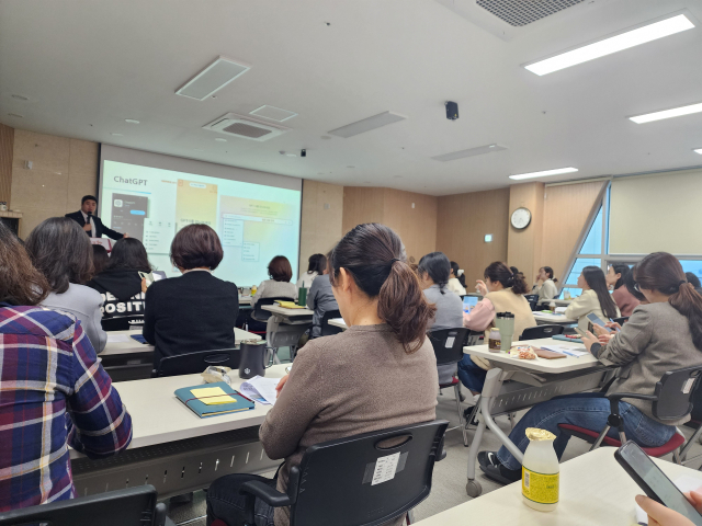 지난 7일 포항시가족센터 교육장에서 센터 직원들이 생성형 AI 활용법을 교육받고 있다. 포항시가족센터 제공.