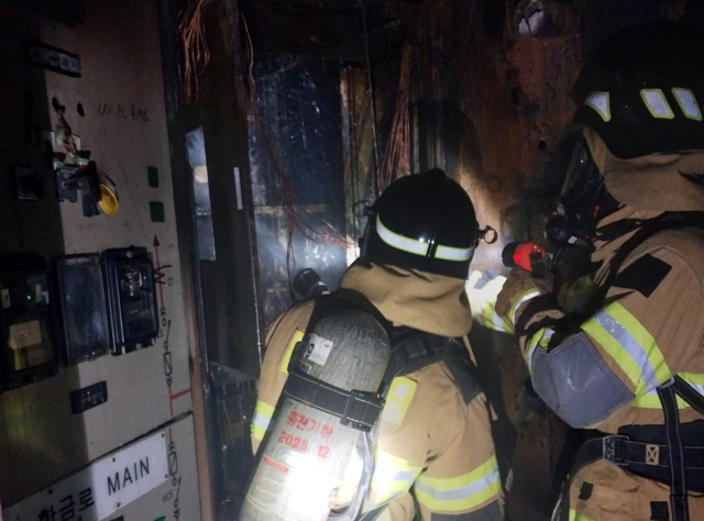 지난 9일 밤, 봉화군 석포면의 한 공장에서 화재가 발생했지만 소방당국의 신속한 대응으로 큰 피해 없이 진화됐다. 경북소방본부 제공