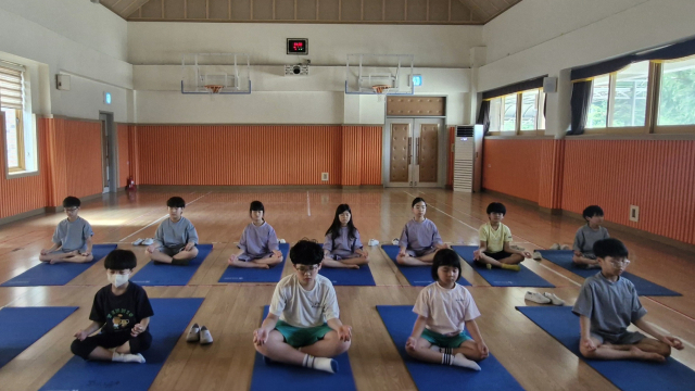 영주 문수초 학생들이 명상을 하고 있다. 문수초 제공