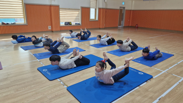 영주 문수초 학생들이 키 쑥쑥 요가를 하고 있다. 문수초 제공
