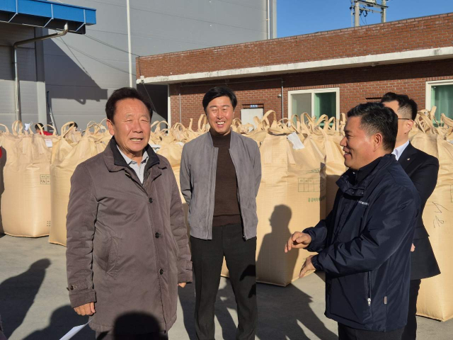 박현국 봉화군수가 10일 봉화읍 공공비축미 매입 현장을 찾아 수확한 벼 품질을 살피고 있다. 봉화군 제공