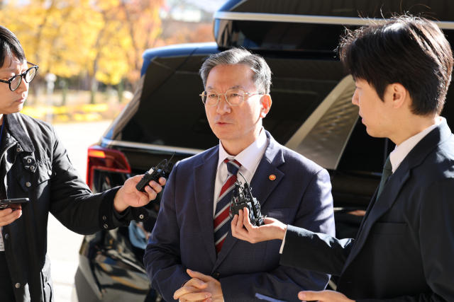 정성호 법무부 장관이 10일 오전 정부과천청사 법무부로 출근하며 검찰의 
