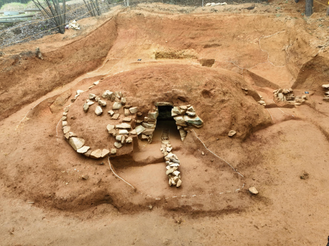 지산동 704호분 발굴 전경. 고령군 제공.