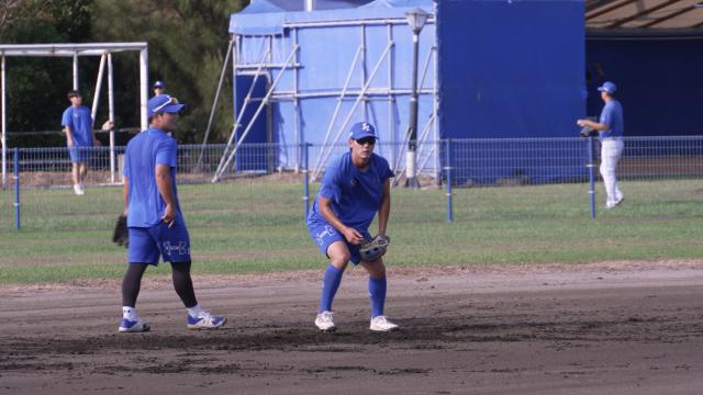 삼성 라이온즈의 심재훈이 일본 오키나와 온나손 아카마구장에서 열리고 있는 마무리 훈련에 참가, 손주인 수비코치가 진행하는 내야 펑고 훈련을 소화하고 있다. 삼성 제공