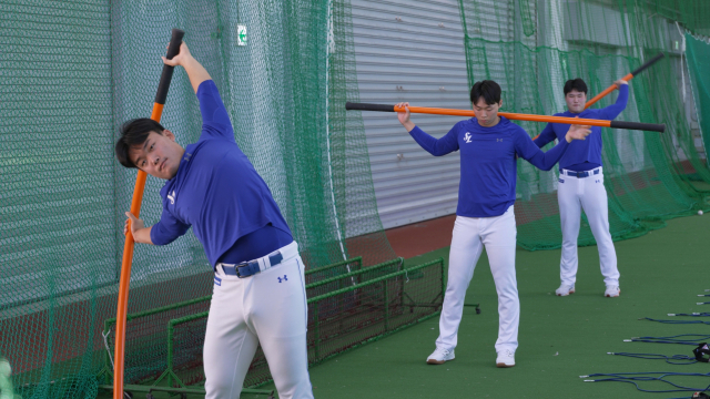 삼성 라이온즈의 신인 투수 김상호와 이호범(앞쪽부터)이 일본 오키나와 온나손에서 열리고 있는 마무리 훈련에 참가, 땀을 흘리고 있다. 삼성 제공