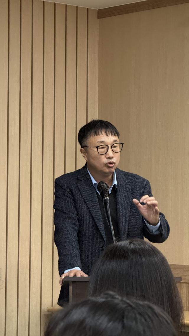 6일 경북 울릉공항 건설 현장 사무실에서 활주로 연장 당위성을 설명하는 김윤배 