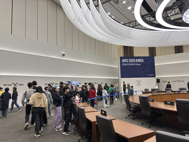 경주시가 마련한 APEC 정상회의장 공개 관람행사에 1만2천명에 가까운 시민들이 찾았다. 경주시 제공