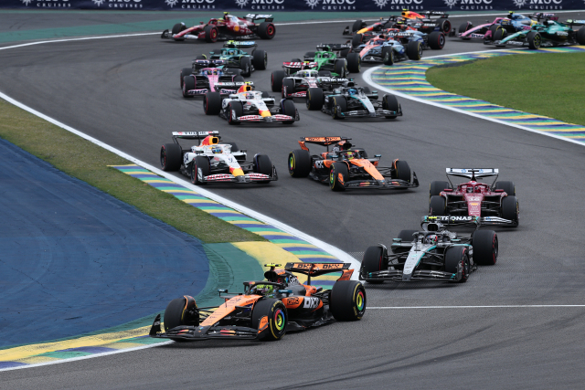 맥라렌의 랜드 노리스가 10일 열린 2025 포뮬러원(F1) 월드챔피언십 21라운드 상파울루 그랑프리(GP) 결승에서 선두를 달리고 있다. 연합뉴스