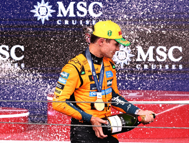 2025 포뮬러원(F1) 월드챔피언십 21라운드 상파울루 그랑프리(GP)를 우승한 맥라렌의 랜드 노리스가 시상대 앞에서 이른바 