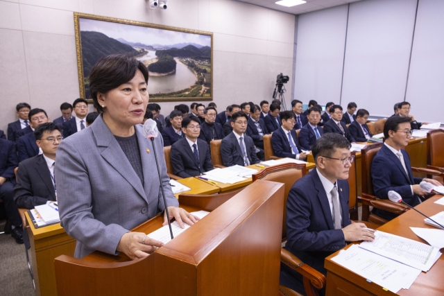 송미령 농림축산식품부 장관이 7일 국회에서 열린 농림축산식품해양수산위원회 전체 회의에 출석해 2026년도 예산안에 대한 제안 설명을 하고 있다. 연합뉴스