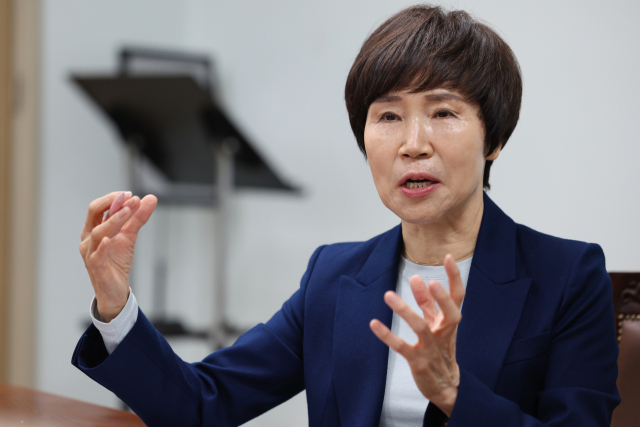 6일 매일신문사를 방문한 이금녀 맨발교육연구소 소장이 맨발걷기가 아동의 신체·정서적 건강에 미치는 영향을 설명하고 있다. 김영진 기자 kyjmaeil@imaeil.com