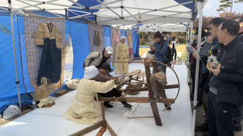 거창창포원에서 경상남도 무형유산 거창삼베길쌈공개행사 개최  
