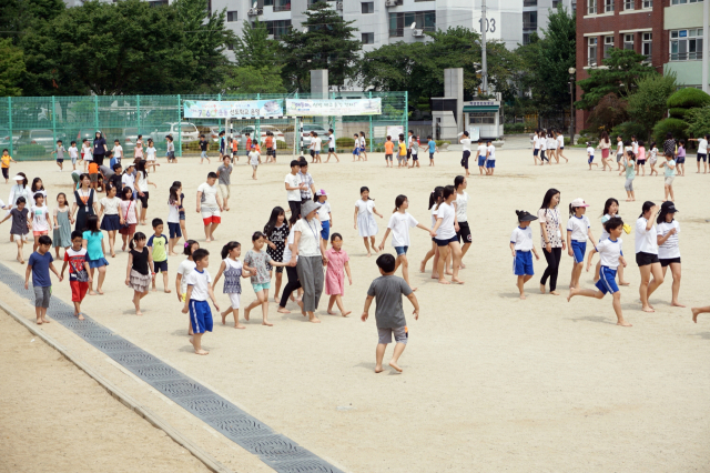 대구 관천초등학교 학생들이 운동장에서 맨발걷기 활동을 하고 있는 모습.