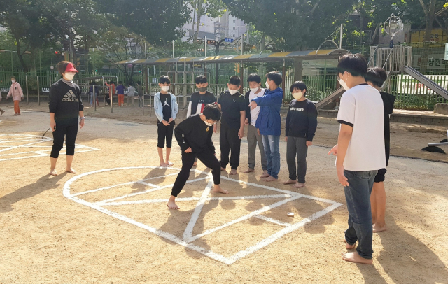 대구 동일초등학교 학생들이 운동장에서 맨발걷기 활동을 하고 있는 모습.