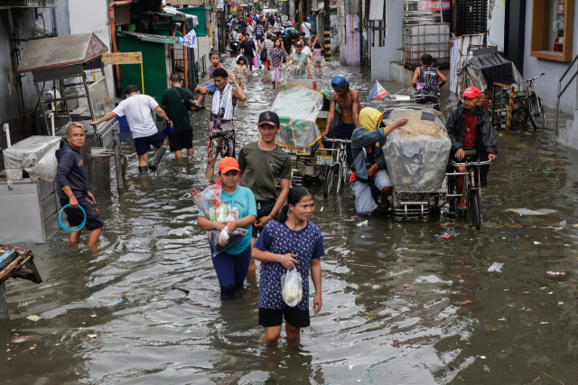 태풍에 쓸려가는 필리핀, '갈매기' 이어 '풍웡'