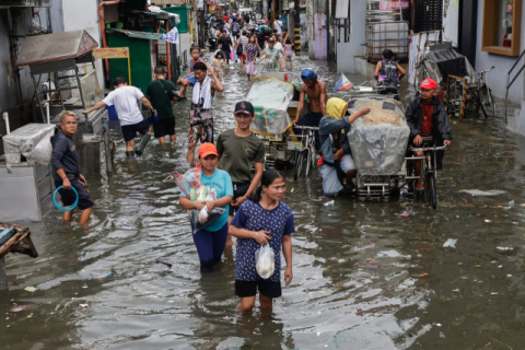 태풍에 쓸려가는 필리핀, '갈매기' 이어 '풍웡'