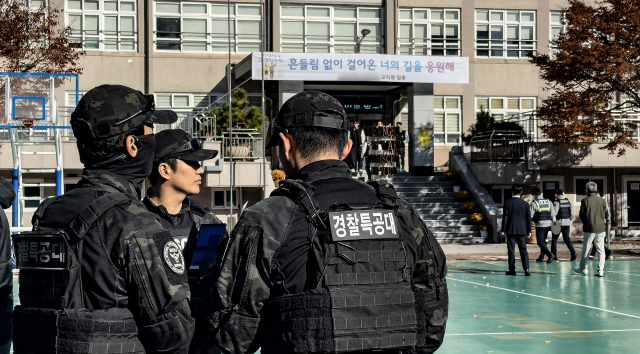 2026학년도 대학수학능력시험을 사흘 앞둔 10일 대구 한 고등학교에 사제 폭탄이 설치됐다는 신고가 접수돼 경찰 특공대가 폭발물 수색을 위해 학교를 살펴보고 있다. 연합뉴스
