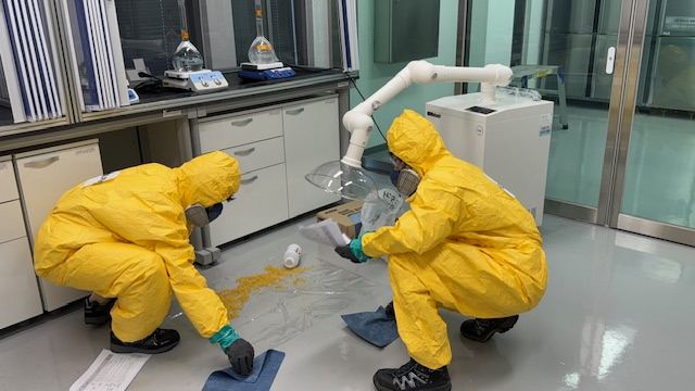 대구공공시설관리공단은 지난 6일 환경연구관 통합시험실에서 화학물질 사고 상황을 가정한 모의훈련을 실시했다고 10일 밝혔다. 공단 제공.