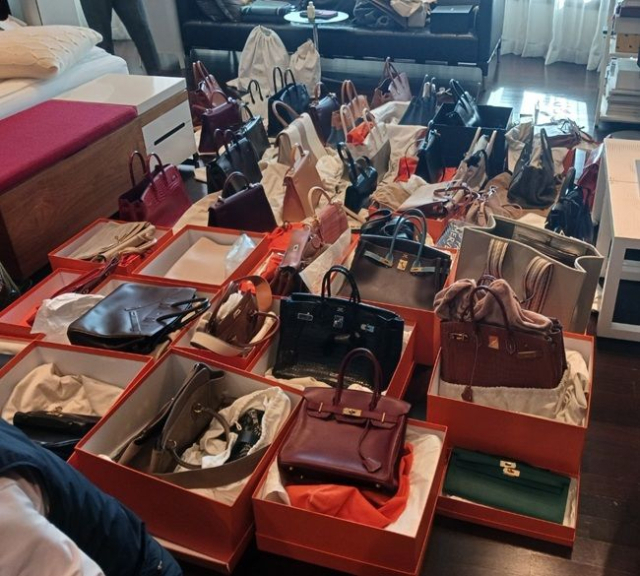 국세청이 지자체와 합동수색 끝에 체납자로부터 압류한 명품(에르메스) 가방 모습. 국세청 제공