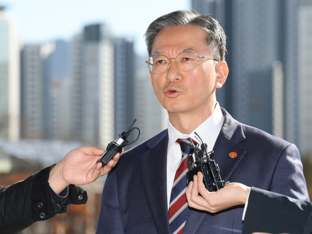 정성호 법무부 장관이 10일 정부과천청사 법무부로 출근하며 검찰의 