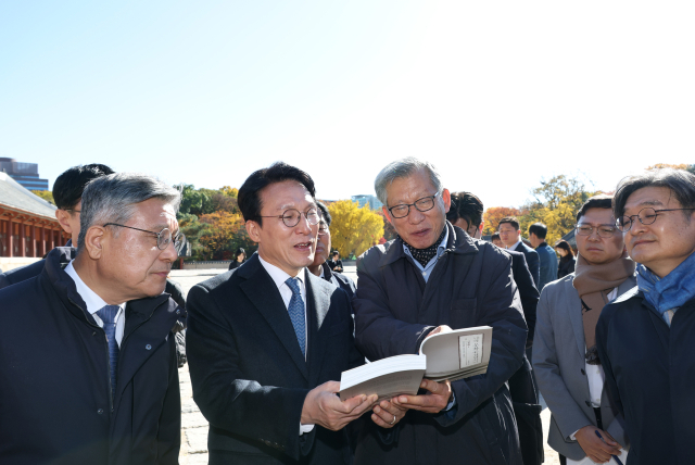 김민석 국무총리가 10일 서울시의 종묘 앞 고층건물 허용과 관련해 허민 국가유산청장, 유홍준 국립중앙박물관장 등과 함께 종로구 종묘를 방문, 유 관장의 저서인 