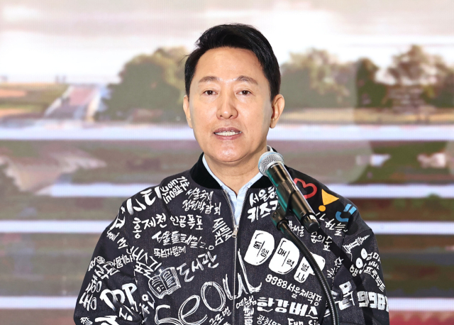 오세훈 서울시장이 10일 서울 종로구 세종라운지에서 열린 제2세종문화회관 건립 설계공모 시상식에서 축사를 하고 있다. 연합뉴스