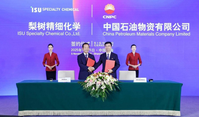 이수스페셜티케미컬-중국석유천연가스집단공사(CNPC) 구매의향서 체결식 사진. (좌) 이수스페셜티케미컬 류승호 대표이사 (우) 중국석유물자유한공사 런쥔거(任军革, Ren Junge) 당위원회 서기 겸 집행이사